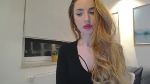 Snapshot of juliettesensual chatting on 02/09/25, 10:00 JulietteSensual online show from 02/09/25, 10:00