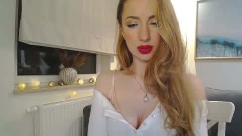Snapshot of juliettesensual chatting on 02/16/25, 10:43 JulietteSensual online show from 02/16/25, 10:43