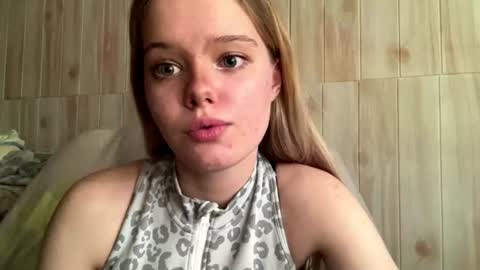 Snapshot of juligwartney chatting on 06/12/26, 03:44 Malin online show from 06/12/26, 03:44