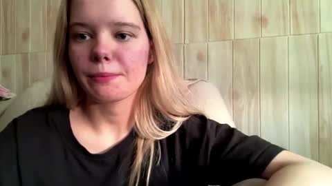 Snapshot of juligwartney chatting on 06/15/26, 03:47 Malin online show from 06/15/26, 03:47