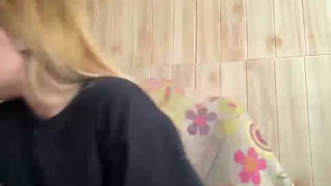 Snapshot of juligwartney chatting on 07/15/26, 05:34 Malin online show from 07/15/26, 05:34