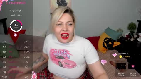 Snapshot of jully_rox chatting on 02/17/25, 03:09 Jully online show from 02/17/25, 03:09