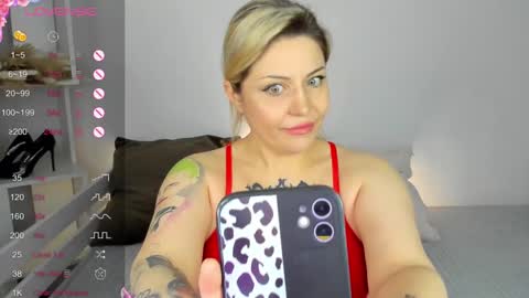 Snapshot of jully_rox chatting on 02/27/25, 11:20 Jully online show from 02/27/25, 11:20