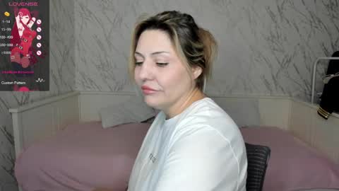 Snapshot of jully_rox chatting on 04/13/26, 04:12 Jully online show from 04/13/26, 04:12