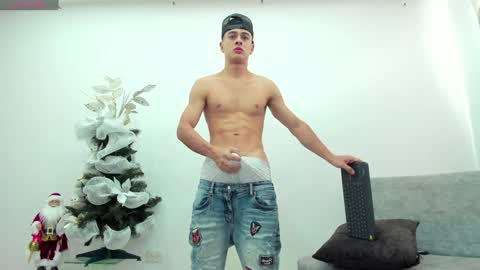 Snapshot of juniormorris_ chatting on 12/18/24, 08:47 Junior online show from 12/18/24, 08:47