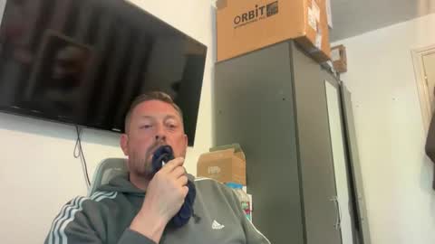 Snapshot of junky345 chatting on 04/19/26, 11:42 Junky online show from 04/19/26, 11:42