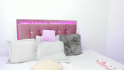 Snapshot of just_isa chatting on 12/20/24, 04:57 Isa y Luci online show from 12/20/24, 04:57