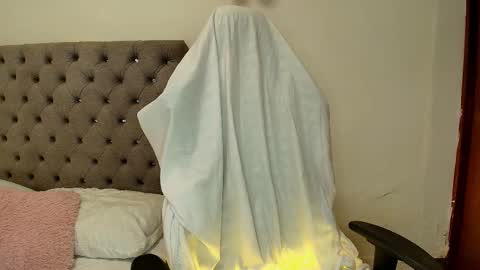 Snapshot of just_isa chatting on 03/04/26, 02:45 Isa y Luci online show from 03/04/26, 02:45