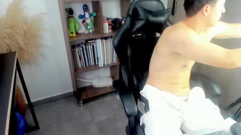 Snapshot of just_thatguy_ chatting on 10/16/25, 12:50 know me online show from 10/16/25, 12:50