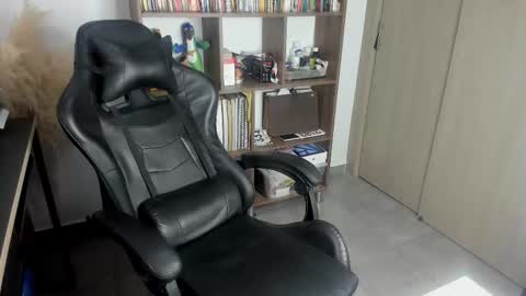 Snapshot of just_thatguy_ chatting on 10/17/25, 11:57 know me online show from 10/17/25, 11:57