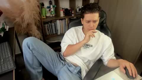 Snapshot of just_thatguy_ chatting on 10/20/25, 06:41 know me online show from 10/20/25, 06:41