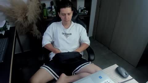 Snapshot of just_thatguy_ chatting on 10/22/25, 11:32 know me online show from 10/22/25, 11:32