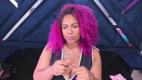 Snapshot of justgisselle chatting on 07/05/26, 04:36 Gisselle Rate me with a thumbs up online show from 07/05/26, 04:36