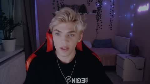 Snapshot of justin_cutie chatting on 02/14/25, 03:36 U bf Justin online show from 02/14/25, 03:36