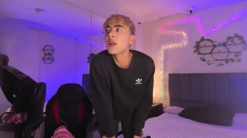 Snapshot of justinbe_ chatting on 11/15/25, 11:29 Justin online show from 11/15/25, 11:29