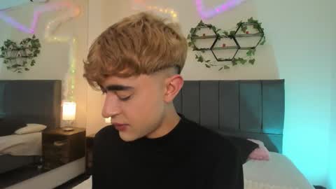 Snapshot of justinbe_ chatting on 11/25/25, 11:21 Justin online show from 11/25/25, 11:21