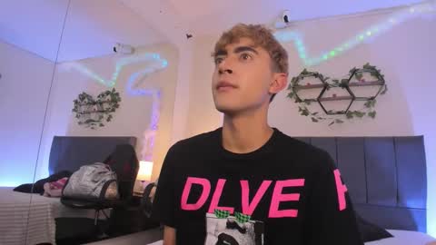 Snapshot of justinbe_ chatting on 12/01/25, 11:26 Justin online show from 12/01/25, 11:26