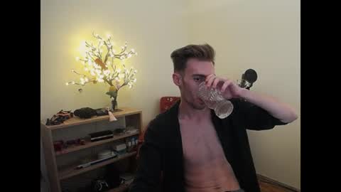 Snapshot of justinnordick chatting on 06/29/26, 05:02 Hologram Guy online show from 06/29/26, 05:02