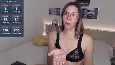 Julie online show from 01/01/25, 04:50