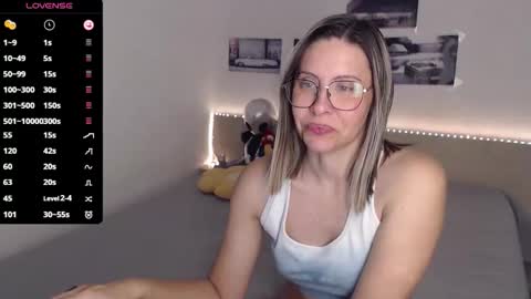 Julie online show from 09/11/25, 04:12