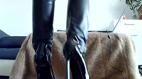 Snapshot of k_queen36 chatting on 04/23/26, 12:15 k_queen36 online show from 04/23/26, 12:15