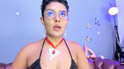 kaira_mosse_ online show from 10/31/25, 11:11