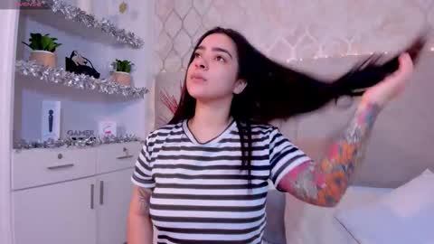 Kamila Betancourt online show from 12/21/25, 12:45