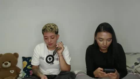 Snapshot of kammy_cami chatting on 03/20/26, 01:10 kammy y camila online show from 03/20/26, 01:10