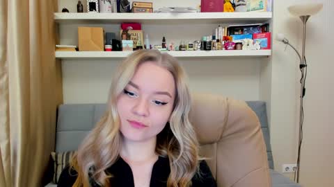 Snapshot of kara_smith_ chatting on 12/14/24, 11:23 Kara. Off from 15th till 24th of December online show from 12/14/24, 11:23