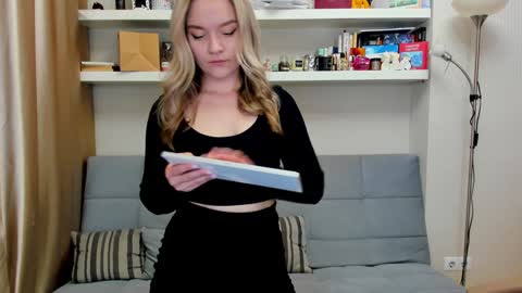 Snapshot of kara_smith_ chatting on 12/15/24, 10:04 Kara. Off from 15th till 24th of December online show from 12/15/24, 10:04