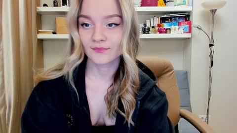 Snapshot of kara_smith_ chatting on 01/10/25, 12:49 Kara. Off from 15th till 24th of December online show from 01/10/25, 12:49