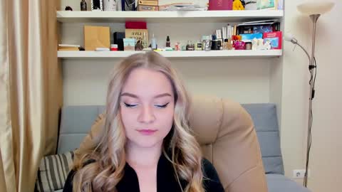 Snapshot of kara_smith_ chatting on 01/11/25, 10:51 Kara. Off from 15th till 24th of December online show from 01/11/25, 10:51