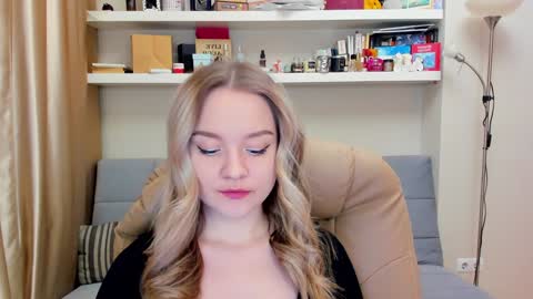 Snapshot of kara_smith_ chatting on 01/12/25, 10:22 Kara. Off from 15th till 24th of December online show from 01/12/25, 10:22