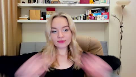 Snapshot of kara_smith_ chatting on 02/17/25, 12:21 Kara. Off from 15th till 24th of December online show from 02/17/25, 12:21