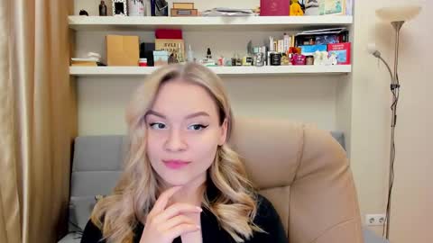 Snapshot of kara_smith_ chatting on 03/07/25, 12:26 Kara. Off from 15th till 24th of December online show from 03/07/25, 12:26