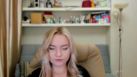 Snapshot of kara_smith_ chatting on 09/11/25, 10:21 Kara. Off from 15th till 24th of December online show from 09/11/25, 10:21