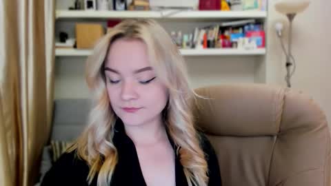 Snapshot of kara_smith_ chatting on 09/17/25, 11:06 Kara. Off from 15th till 24th of December online show from 09/17/25, 11:06