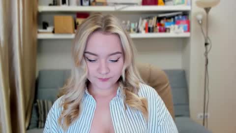 Snapshot of kara_smith_ chatting on 09/19/25, 10:54 Kara. Off from 15th till 24th of December online show from 09/19/25, 10:54