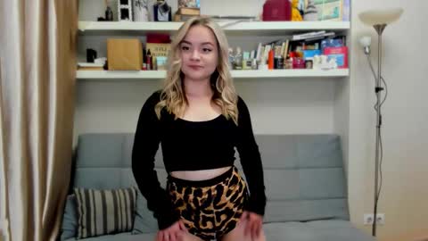 Snapshot of kara_smith_ chatting on 10/01/25, 10:38 Kara. Off from 15th till 24th of December online show from 10/01/25, 10:38