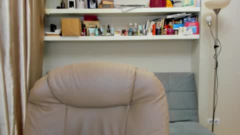 Snapshot of kara_smith_ chatting on 10/04/25, 11:47 Kara. Off from 15th till 24th of December online show from 10/04/25, 11:47