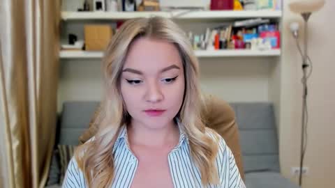 Snapshot of kara_smith_ chatting on 10/05/25, 09:02 Kara. Off from 15th till 24th of December online show from 10/05/25, 09:02