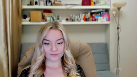 Snapshot of kara_smith_ chatting on 10/10/25, 10:09 Kara. Off from 15th till 24th of December online show from 10/10/25, 10:09