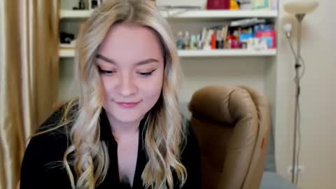 Snapshot of kara_smith_ chatting on 10/11/25, 09:24 Kara. Off from 15th till 24th of December online show from 10/11/25, 09:24