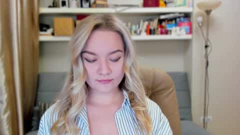 Snapshot of kara_smith_ chatting on 10/12/25, 10:42 Kara. Off from 15th till 24th of December online show from 10/12/25, 10:42