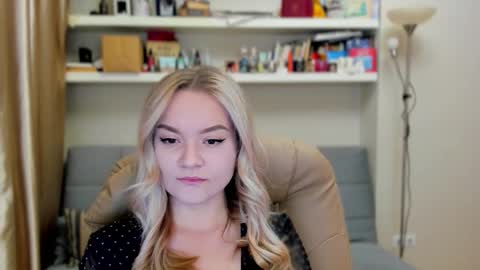 Snapshot of kara_smith_ chatting on 10/17/25, 11:18 Kara. Off from 15th till 24th of December online show from 10/17/25, 11:18