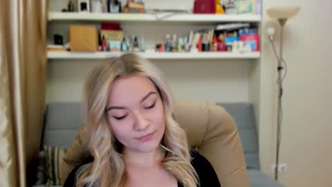 Snapshot of kara_smith_ chatting on 10/18/25, 10:21 Kara. Off from 15th till 24th of December online show from 10/18/25, 10:21