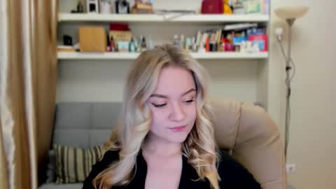 Snapshot of kara_smith_ chatting on 10/19/25, 09:37 Kara. Off from 15th till 24th of December online show from 10/19/25, 09:37