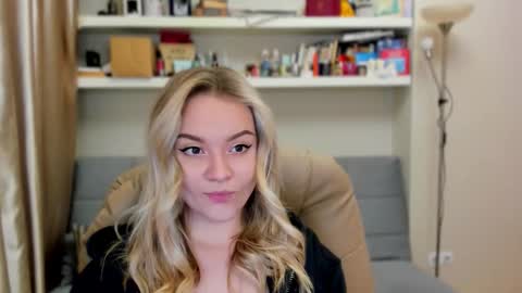 Snapshot of kara_smith_ chatting on 10/23/25, 10:52 Kara. Off from 15th till 24th of December online show from 10/23/25, 10:52