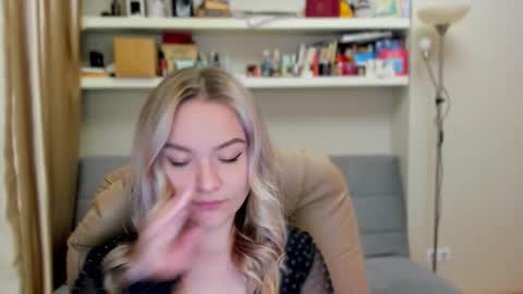 Snapshot of kara_smith_ chatting on 10/25/25, 12:18 Kara. Off from 15th till 24th of December online show from 10/25/25, 12:18