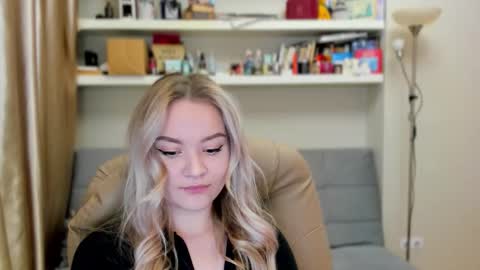 Snapshot of kara_smith_ chatting on 10/25/25, 10:37 Kara. Off from 15th till 24th of December online show from 10/25/25, 10:37